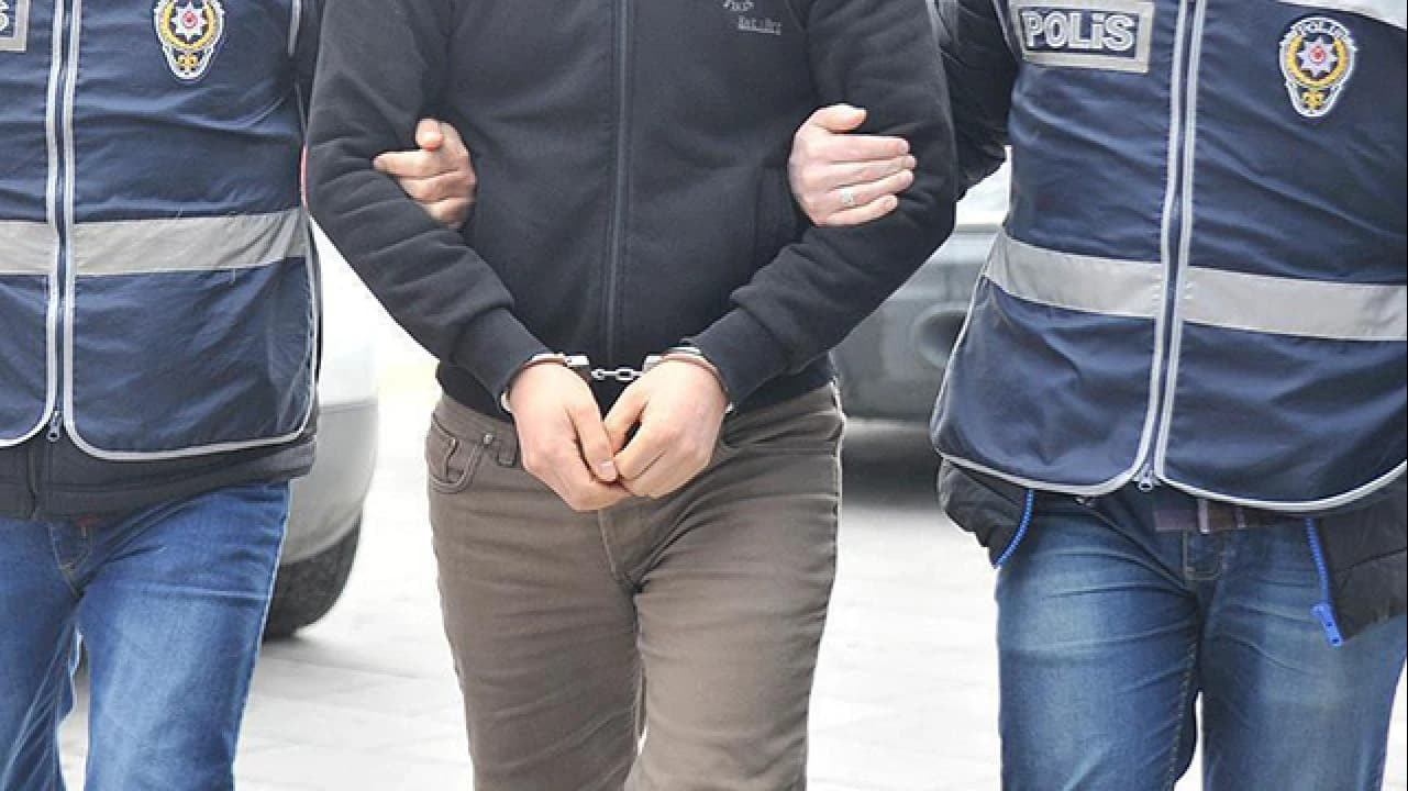 Terör örgütü mensuplarının posterlerini asan 4 şüpheli gözaltına alındı