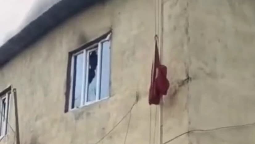 Yüksekova’da okuldaki yangında köylüler, gönderdeki Türk bayrağını indirip muhafaza altına aldı