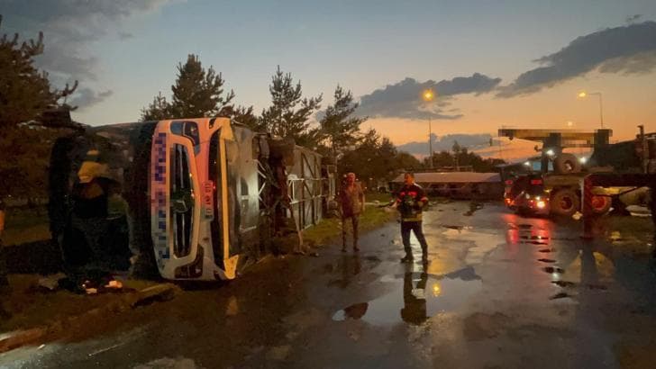 KAYSERİ'DE FECİ KAZA: 2’Sİ AĞIR 35 YARALI