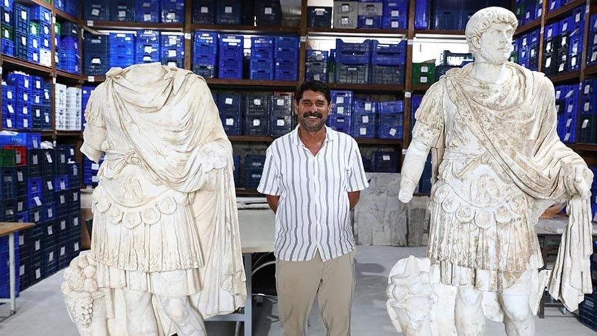 İmparator Hadrianus’un heykeli yeniden ayağa kaldırıldı