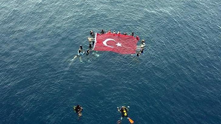 Şahika Ercümen, Karamağara Koyu'nda 'Zafer Dalışı' yaptı