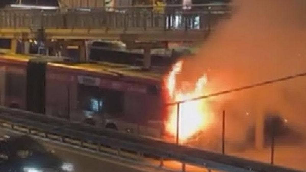 Kağıthane'de metrobüste yangın