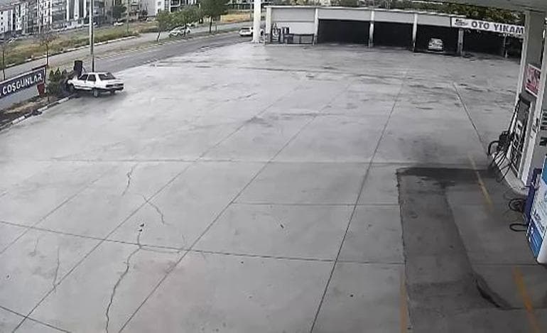 Aday sürücü otomobiliyle aydınlatma direğine çarptı; o anlar kamerada