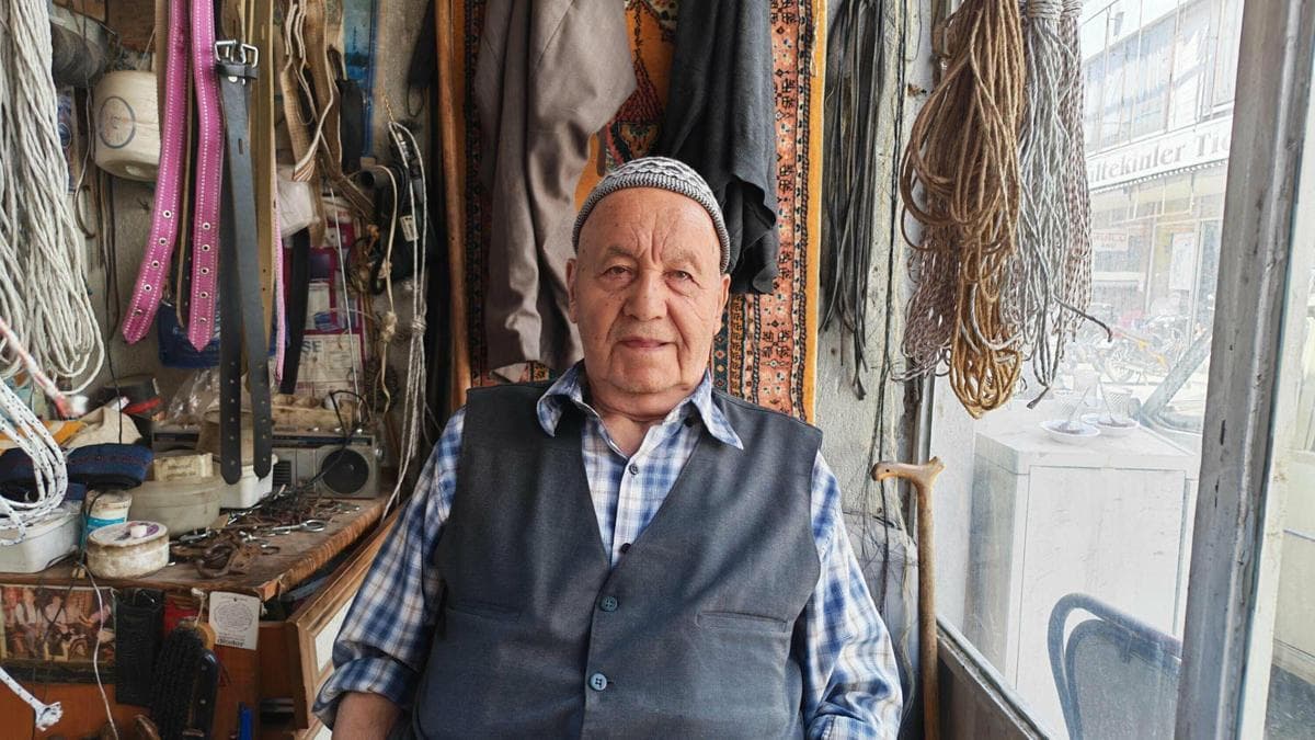 92 yaşındaki semer ustası, zanaatını yaşatmak için 2 bastonuyla dükkan açıyor