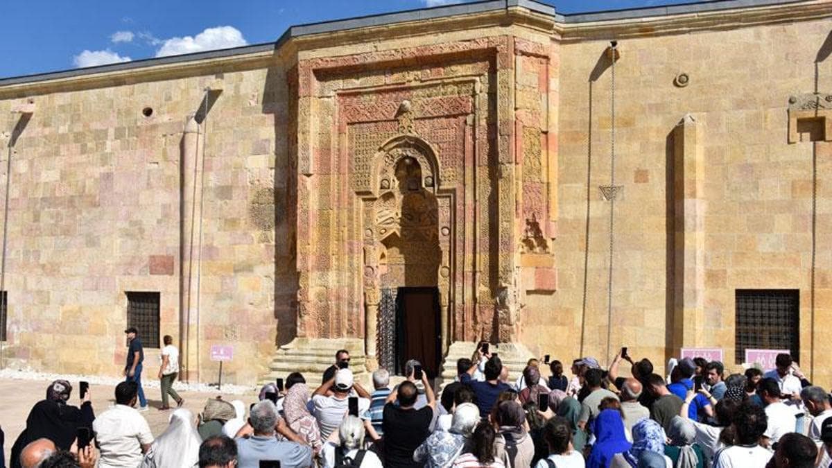 Tarihin taşla yazılmış şaheserinde 'gölge' turizmi