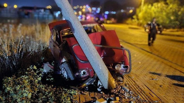 Yolun karşına geçmeye çalışan aileye çarptı: 1 ölü, 4 yaralı