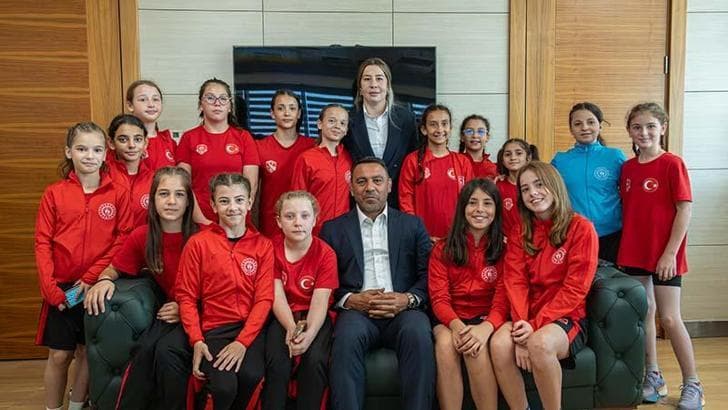 Minik güreşçilerden Bakan Yardımcısı Yerlikaya ve Yasemin Adar Yiğit’e ziyaret