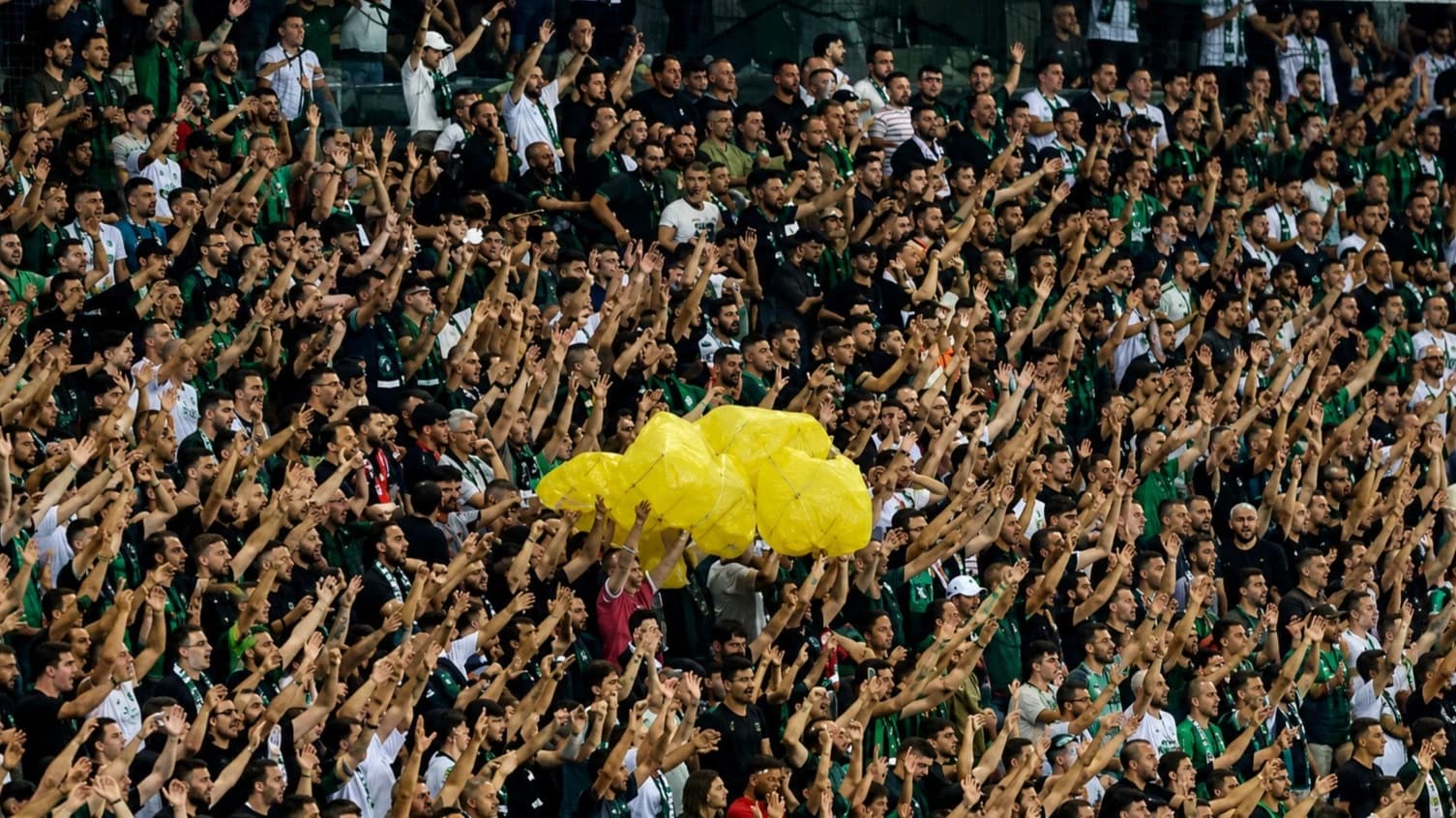 Kocaelispor, Amedspor maçında sarı poşet sallayan taraftarlar gözaltına alındı