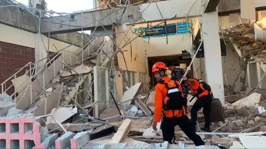ENDONEZYA'da 7,7'LİK DEPREM: 53 KİŞİ HAYATINI KAYBETTİ