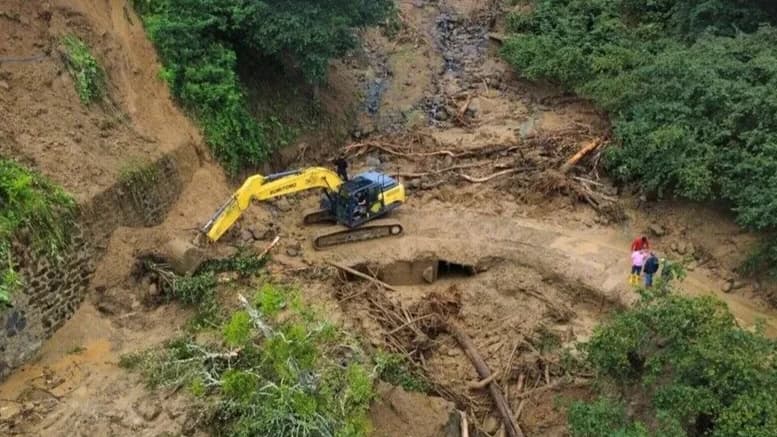 GİRESUN'DA SAĞANAK: 5 MAHALLEDE YOL HASARI