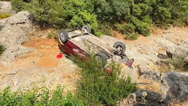 ADANA'DA BİR ARAÇ ŞARAMPOLE YUVARLANDI: 2 YARALI