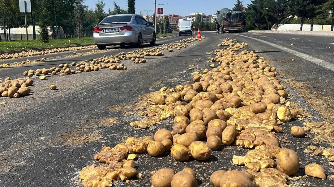 NEVŞEHİR'DE TIR'DAN 1 TON PATATES YOLA DÖKÜLDÜ