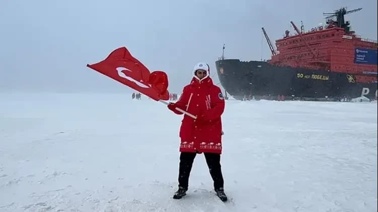 TÜRK GENÇ KUZEY KUTBU’NDA TÜRK BAYRAĞINI DALGALANDIRDI!