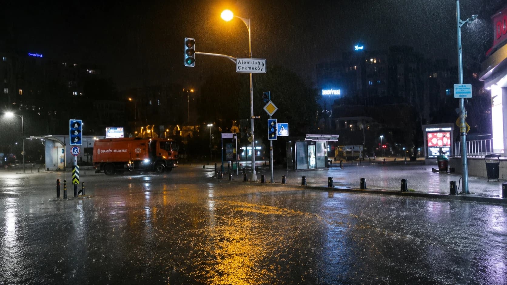 İstanbul'da sağanak etkili oldu: Yollarda su birikti