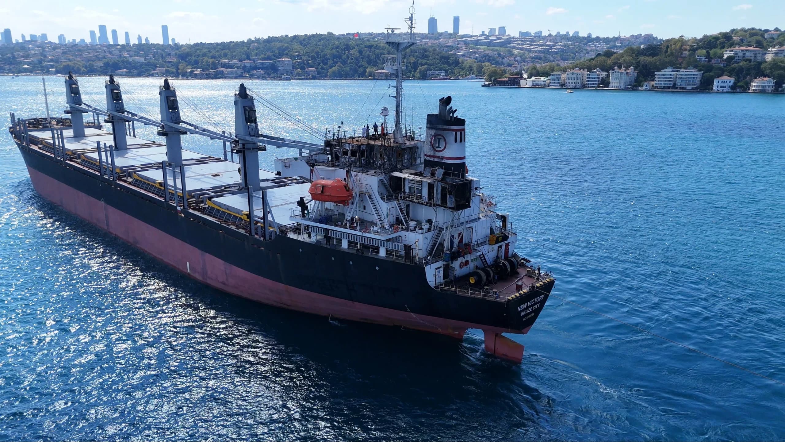 İHA SALDIRISINDA HASAR GÖREN GEMİ İSTANBUL BOĞAZI'NDAN GEÇTİ