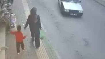 Bursa’da otomobilin çarptığı yaya aynaya tutundu