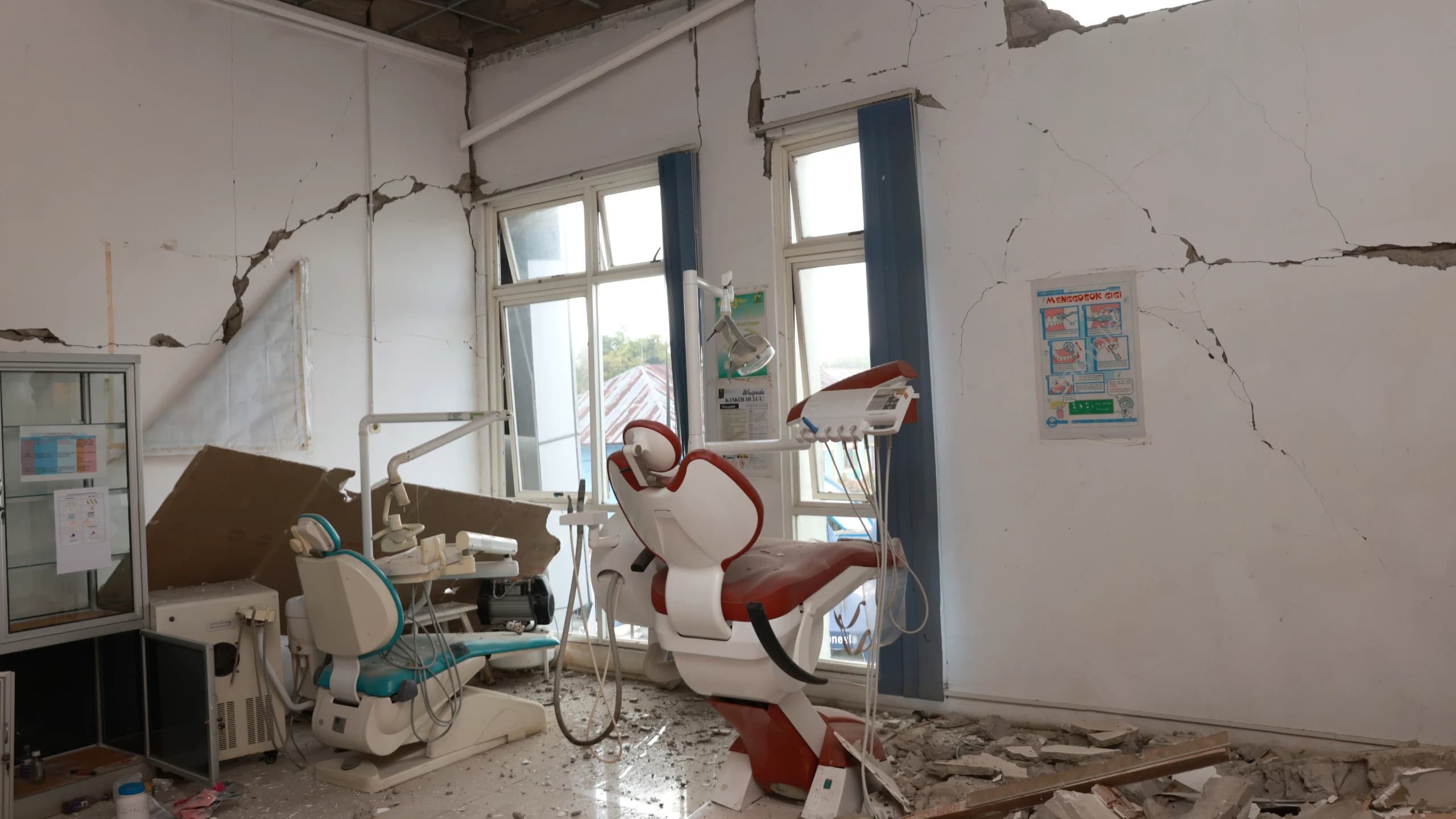 ENDONEZYA’DAKİ 7,7’LİK DEPREMDE CAN KAYBI 71’E ÇIKTI