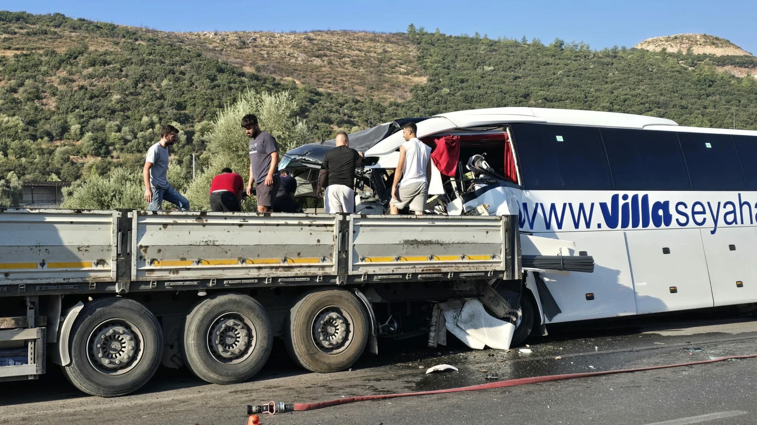 MUĞLA'DA TUR OTOBÜSÜ TIR'A ÇARPTI: 2 ÖLÜ, 8 YARALI