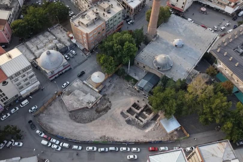 KAYSERİ CAMİKEBİR’DEKİ KAZILARDA HEYECANLANDIRAN BULGU: YÜZYILLIK GİZEM GÜN YÜZÜNE ÇIKTI!