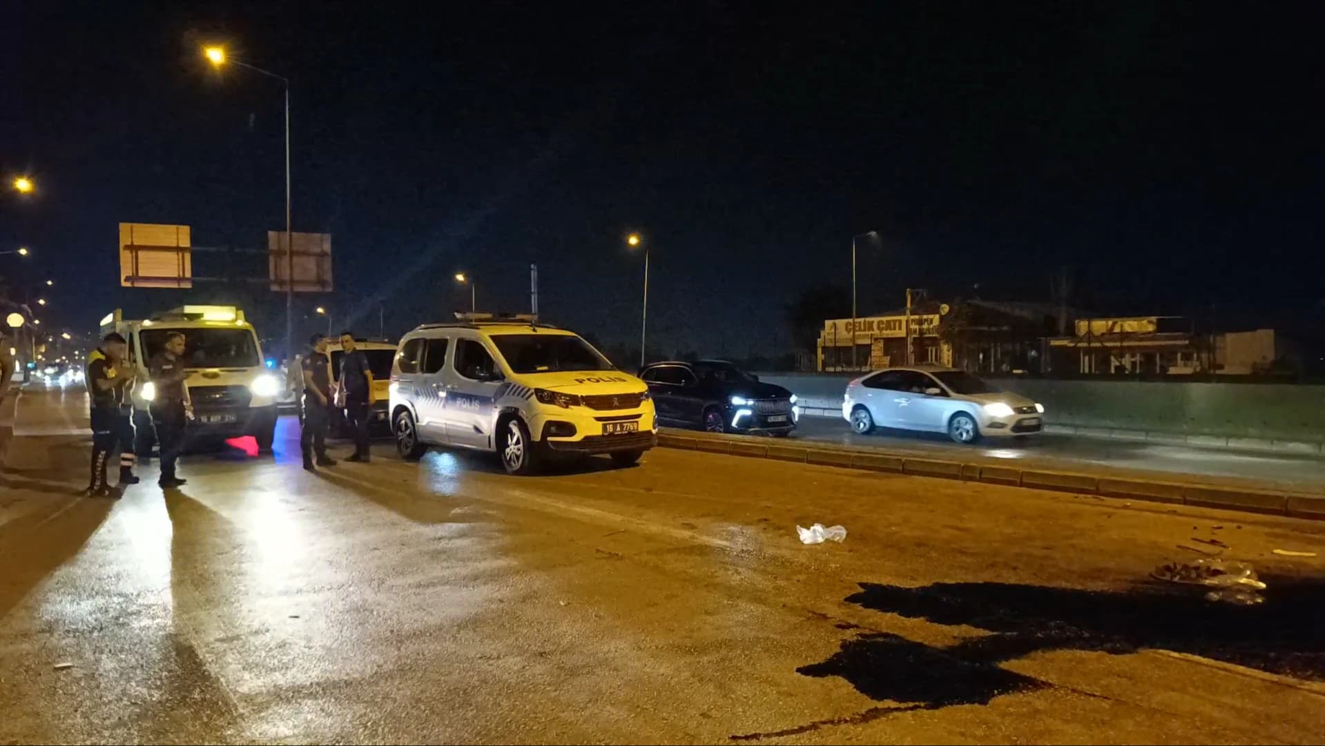 BURSA'DA BİR OTOMOBİL REFUJE ÇARPTI: 1 ÖLÜ, 1 YARALI