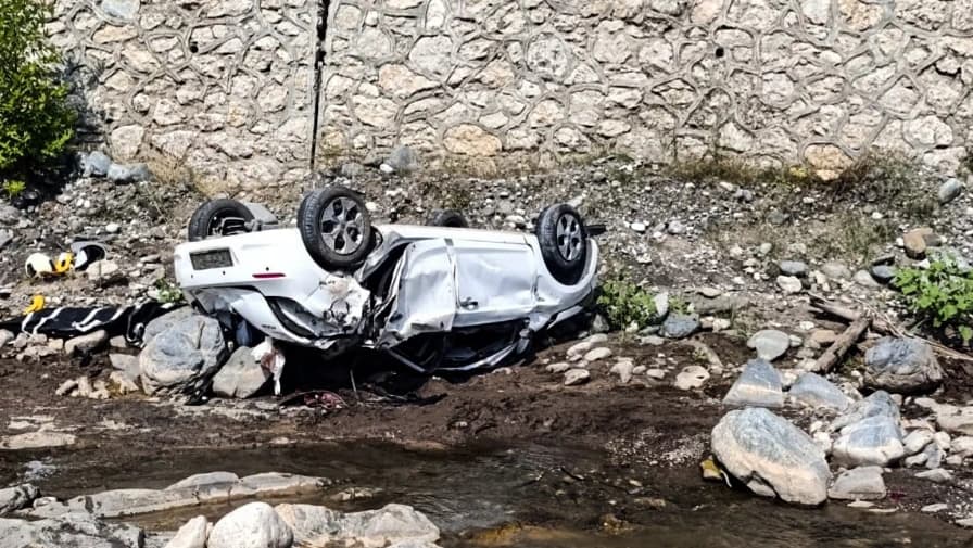 Adana’da otomobil dereye uçtu: 2 kişi yaşamını yitirdi, 1 yaralı