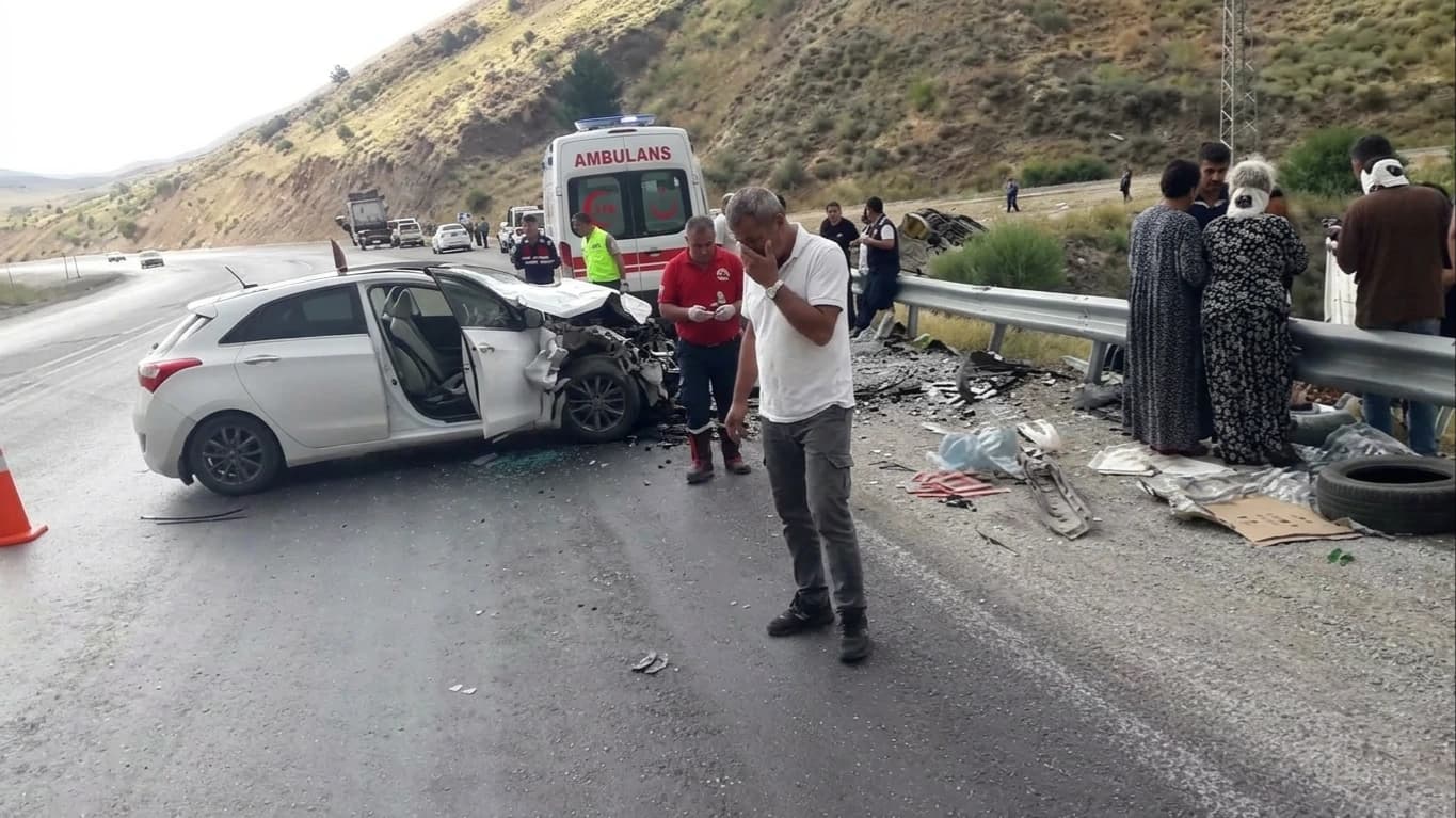 SİVAS'TA FACİADAN DÖNÜLDÜ: MİNİBÜS TAKLA ATTI, 6’SI ÇOCUK 11 YARALI