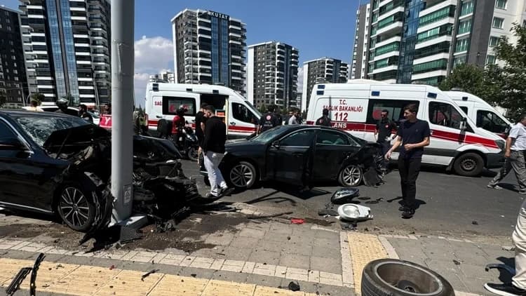 DİYARBAKIR'DA KAZA : 1'İ AĞIR 2 YARALI