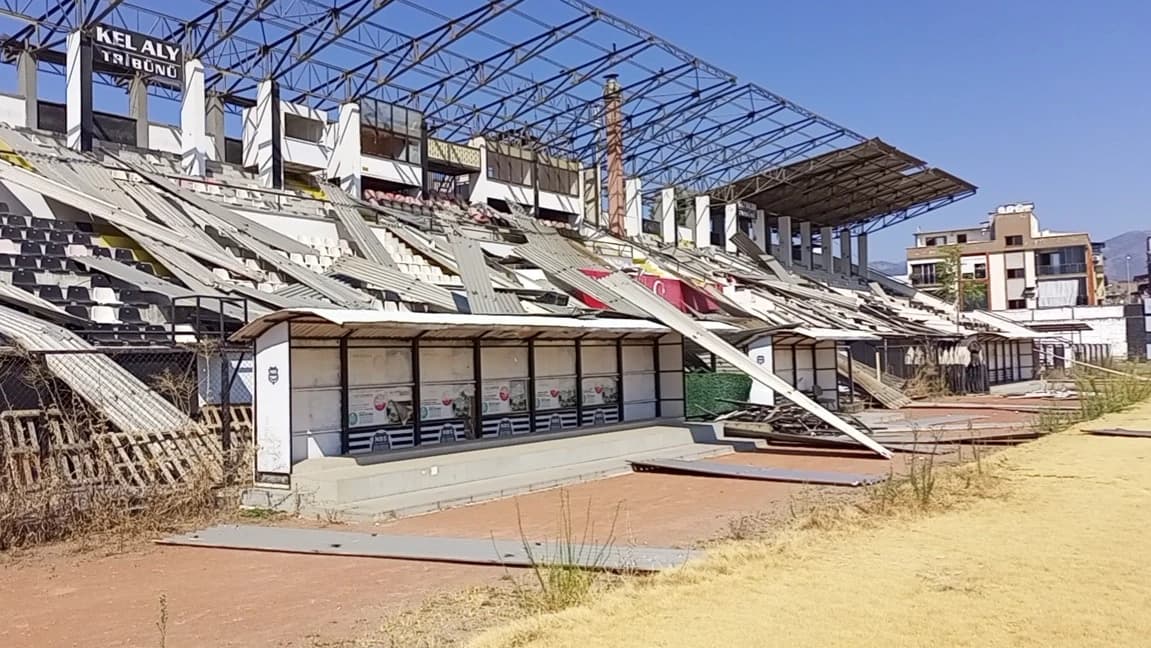 Nazilli’de 66 yıllık İlçe Stadı’nın yıkımı başladı