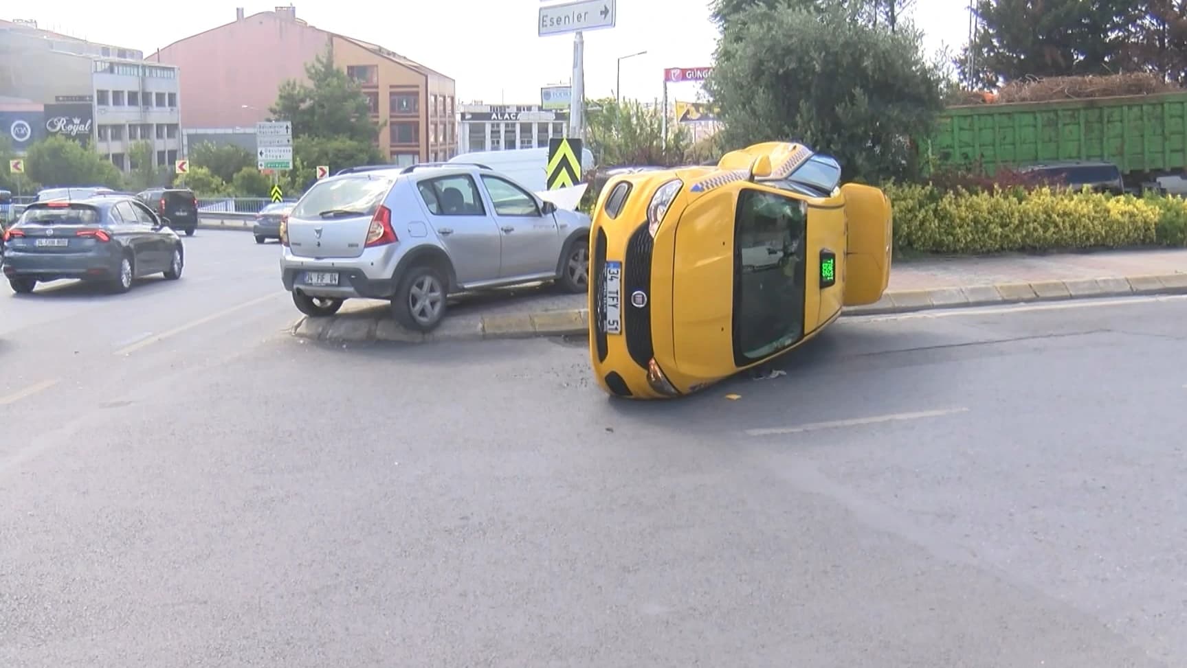 Güngören’de taksi devrildi: 2 kişi yaralandı
