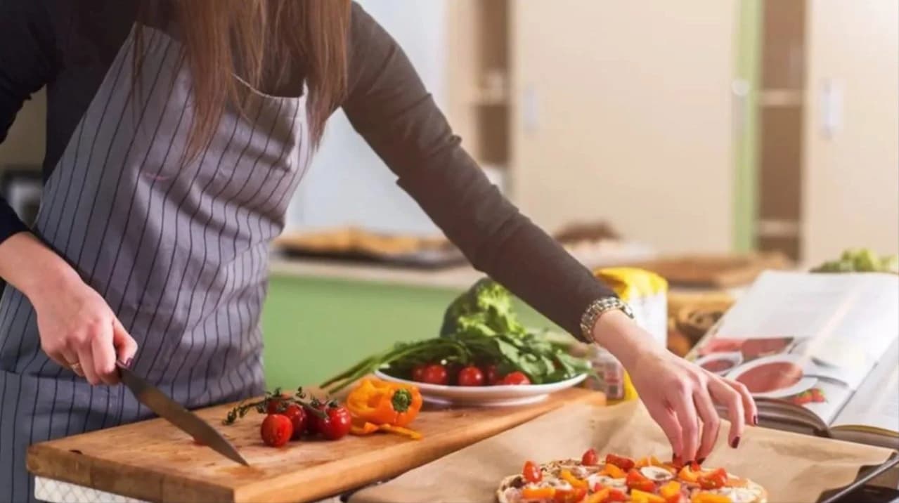 EVDE BULUNMAYAN VE YEMEK YAPMAYAN KADIN KUSURLU SAYILDI