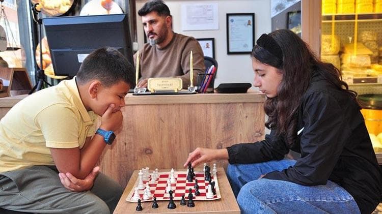 Şarküteride Kars kaşarı ödüllü satranç turnuvası