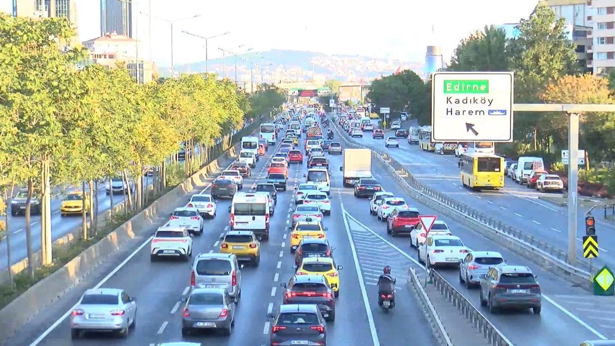 İstanbul'da yeni eğitim öğretin döneminin ilk günü trafik yoğunluğu oluştu