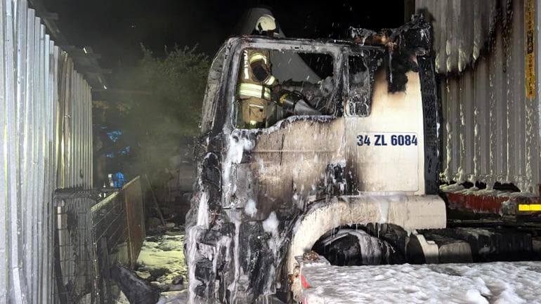 Avcılar’da park halindeki TIR alev alev yandı