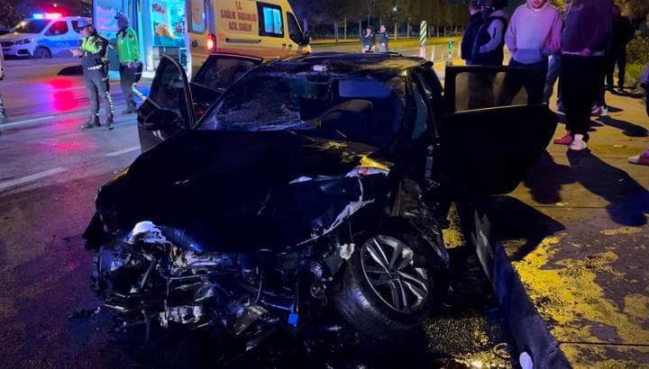Maltepe’de iki otomobil çarpıştı: 2’si ağır 11 yaralı