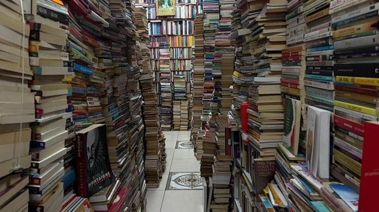Dijital çağda sahaflık; 45 metrekarelik dükkandaki 35 bin kitap okuyucusunu bekliyor
