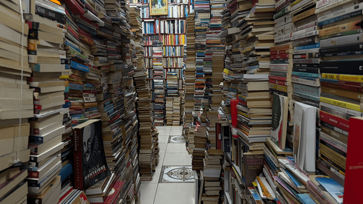 Dijital çağda sahaflık; 45 metrekarelik dükkandaki 35 bin kitap okuyucusunu bekliyor