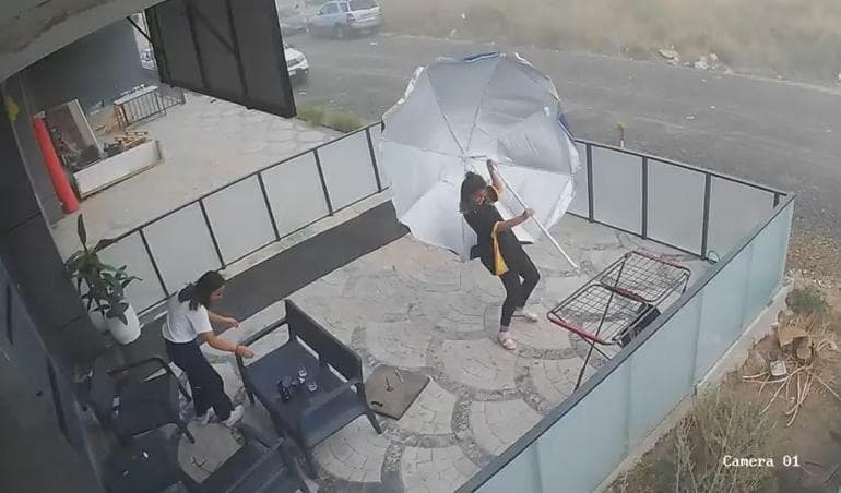 Şiddetli rüzgarda havalanan şemsiyeyle savruldular