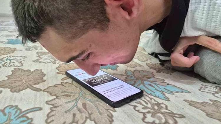 Burnu ile cep telefonu kullanan 'serebral palsili' Osman’ın hedefi kitap yazmak