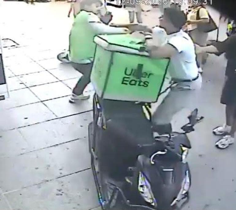 Bakırköy’de motokuryeye yumruklu saldırı kamerada; şikayetçi oldu