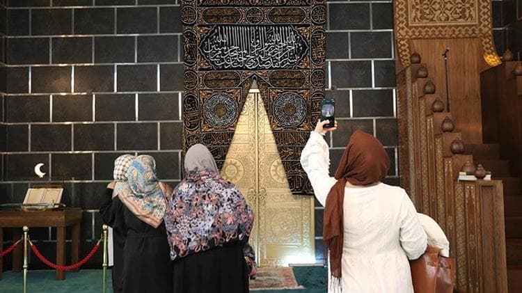 Mihrabıyla dikkat çeken camiye ilgi