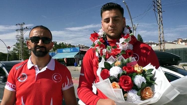 Dünya şampiyonuna memleketinde görkemli karşılama