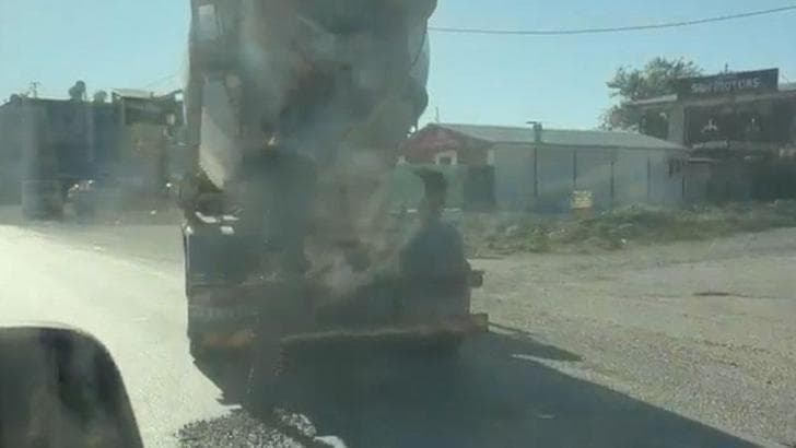 Yola beton dökerek ilerleyen mikserin sahibine 191 bin 867 TL ceza