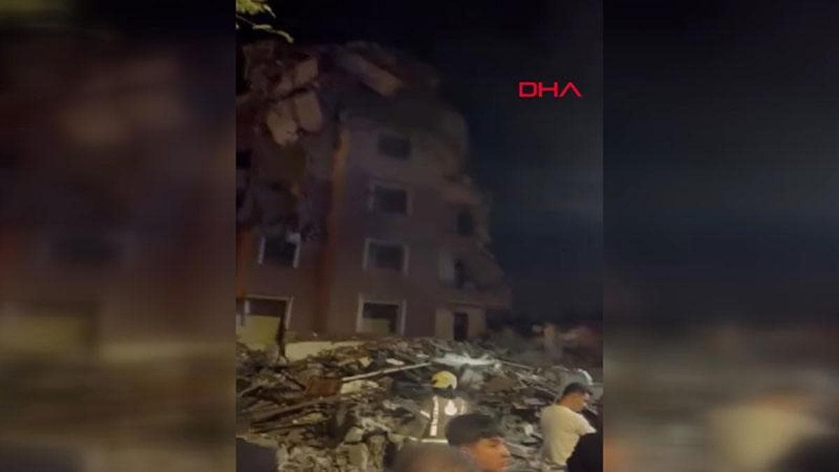 Küçükçekmece'de yıkımı yapılan bina çöktü