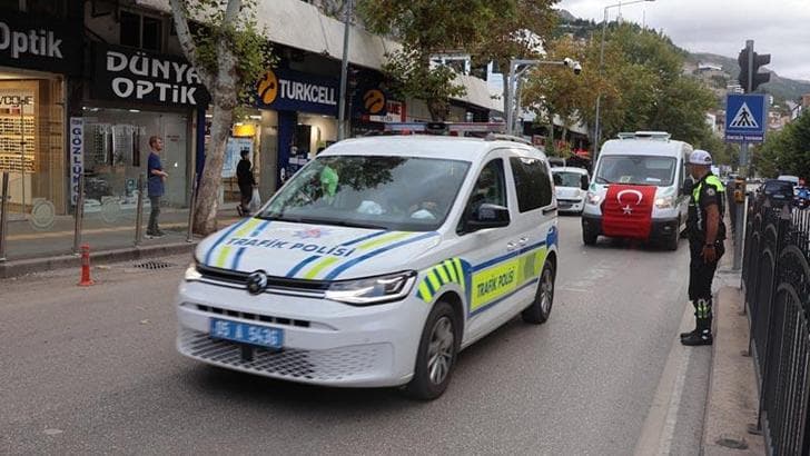 Şehit polisin cenazesini meslektaşları selam vererek uğurladı