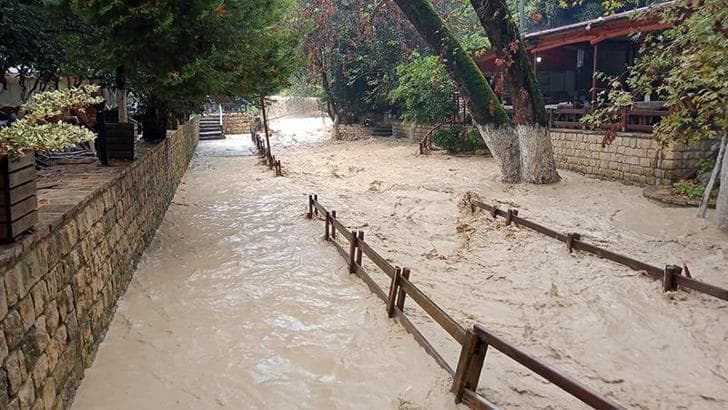 Hatay'da şiddetli sağanak nedeniyle dereler taştı