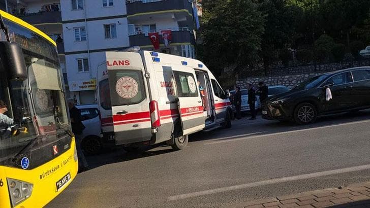 Sürücüsünün kalp krizi geçirdiği servis minibüsü, otomobille çarpıştı