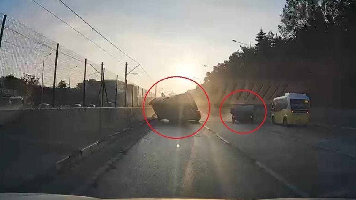 Kamyonetin çarptığı hafif ticari araç, otomobilin üstüne devrildi; kaza kamerada