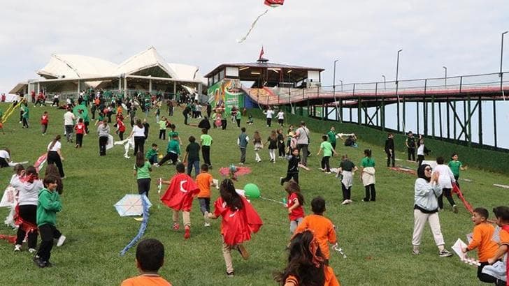 Samsun’da öğrenciler, uçurtmalarını Gazzeli çocuklar için uçurdu