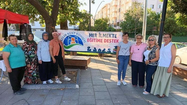 Kadınlar el emeği ürünlerini satıp, 15 ihtiyaç sahibi öğrencinin eğitimine destek oldu