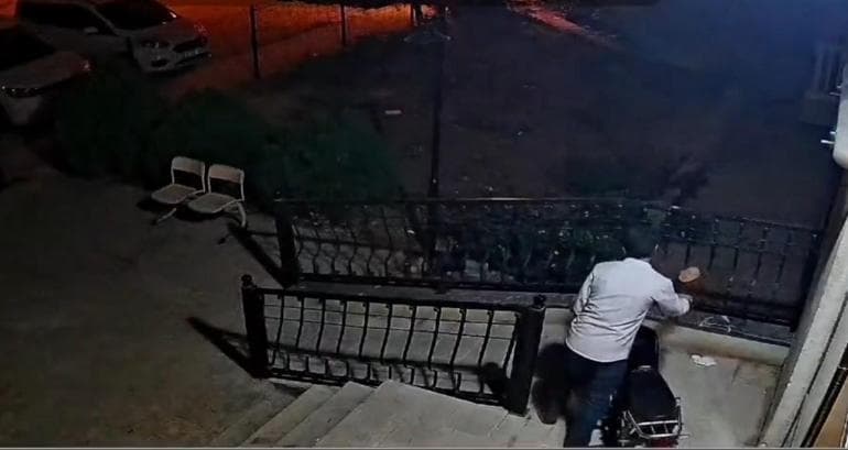 Motosikleti sürükleyerek çaldı; o anlar kamerada
